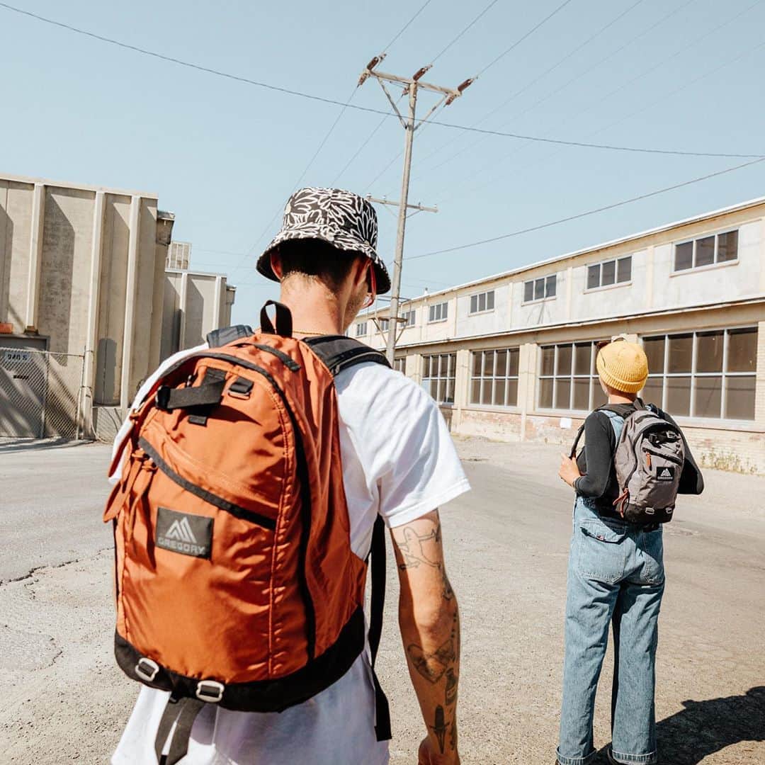 GREGORYのインスタグラム：「NEW COLOR｜RUST & CHARCOAL﻿ ﻿ 90年代の歴代人気カラー「ラスト」「チャコール」が復活。﻿ ﻿ #グレゴリー﻿ #デイパック」