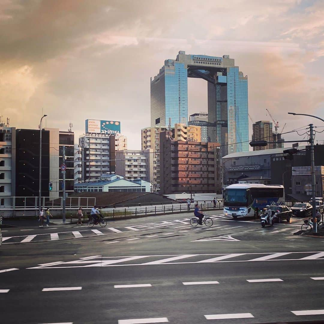 ケチャップ河合のインスタグラム：「なんとなく空中庭園 #梅田 #空中庭園 #車窓からの景色」