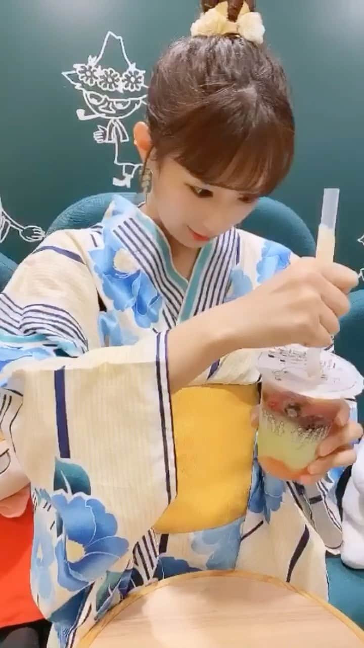 ミクのインスタグラム：「. . こうなる予定ではなかったんだよ🙂 . .  #asakusa #yukata #tapioca #moomin #cafe #tokyo #hairstyle #浴衣　#タピオカ　#ムーミンカフェ　#フローズン　#浅草カフェ #浅草グルメ  #浅草寺」