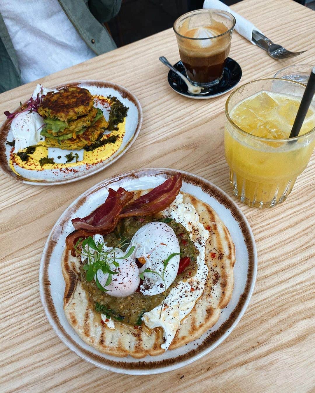 Estée Lalondeのインスタグラム：「would love to be eating this right now 💭」