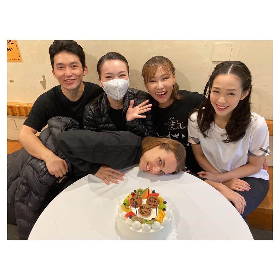 今井遥のインスタグラム：「サンクスツアー栃木公演無事に終わりました💐 会場にお越しくださった皆様、ライブ配信で観てくださった皆様、 ありがとうございました！  昨日26歳最後の日を栃木で過ごし、今日27歳になりました。 現地では、休止期間中に誕生日を迎えたメンバーと一緒にお祝いをしていただき、 とても幸せな瞬間を過ごすことができました💕  皆様からの温かいメッセージもありがとうございました！ いつも応援してくださって本当に嬉しいです。 日々前進できるように頑張ります☺️ これからもよろしくお願いします✨  #浅田真央サンクスツアー ﻿ #maotour #栃木」