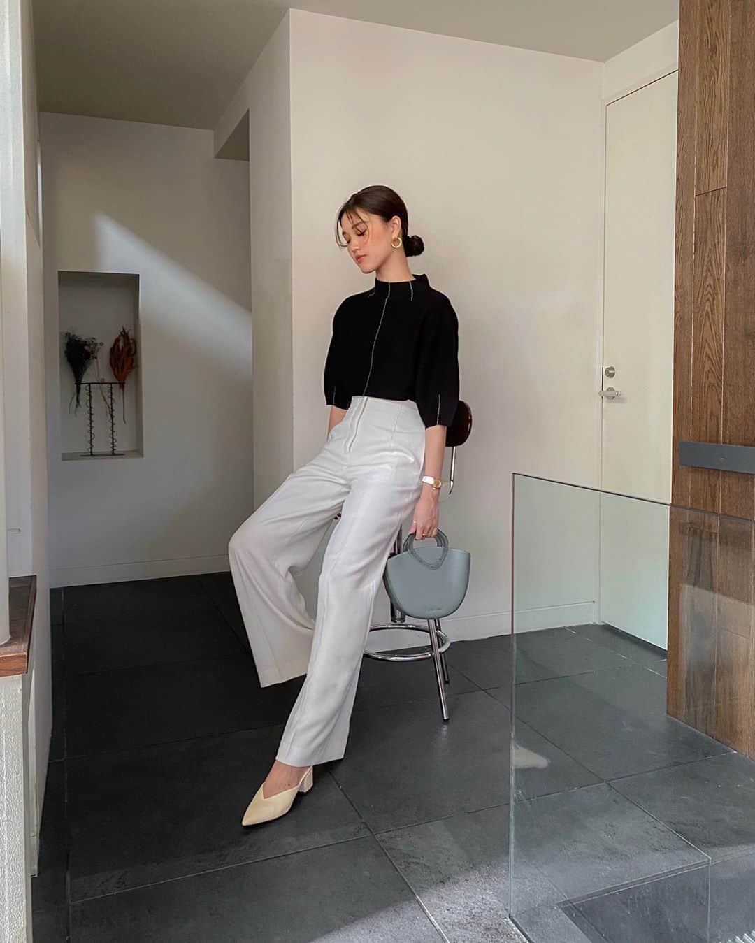 影山可蓮のインスタグラム：「・ ・ Simple outfit✔️ ・ ・ まだまだ昼間は暑いけど秋に向けてニット素材とかもちょっとずつ気になってきている🧶 ピンタックデザインが可愛いトップスにさらっとパンツでシティーっぽい組み合わせに💭 ・ ・ 🏷 TOPS @lagunamoon_com  PANTS @akte_official  BAG @charleskeith_jp  SHOES @schutz.japan  ・ ・ ちなみに関西の方にお知らせで #LAGUNAMOON_天王寺MIO 明日オープンとのことです！🤍 ・ ・　 #outfit #ootd  #instafashion #lagunamoon  #minimalstyle #minimalfashion #classicstyle #simpleoutfit #everydaylook  #コーデ #コーディネート #今日のコーデ #私服  #karen_k_outfit」