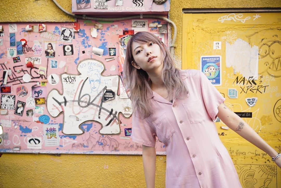 SHIZUKAのインスタグラム：「. 魚住さん企画の高円寺大作戦のゲストとして出演させていただきます！ . 高円寺の街を練り歩きながら写真を沢山撮ってもらいました〜 . 駅前しか知らなかったけど、高円寺は変な街だ。 . 9/15に高円寺にてトークショーをやるので、会場に来れる方は会場で、または配信で画面越しに、久しぶりにお話ししましょう〜！ 詳細が書いてあるウェブサイトにはストーリーのリンクから飛べます . ぜひよろしくお願いします！」