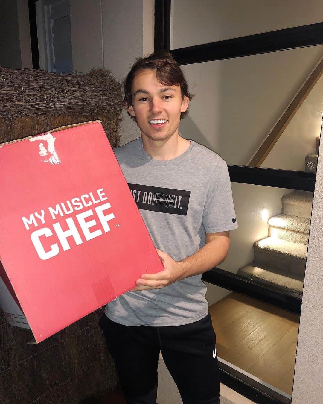 ジャック・ヘイルのインスタグラム：「Only need a few things in life.... @mymusclechef and a haircut :) #mymusclechef」