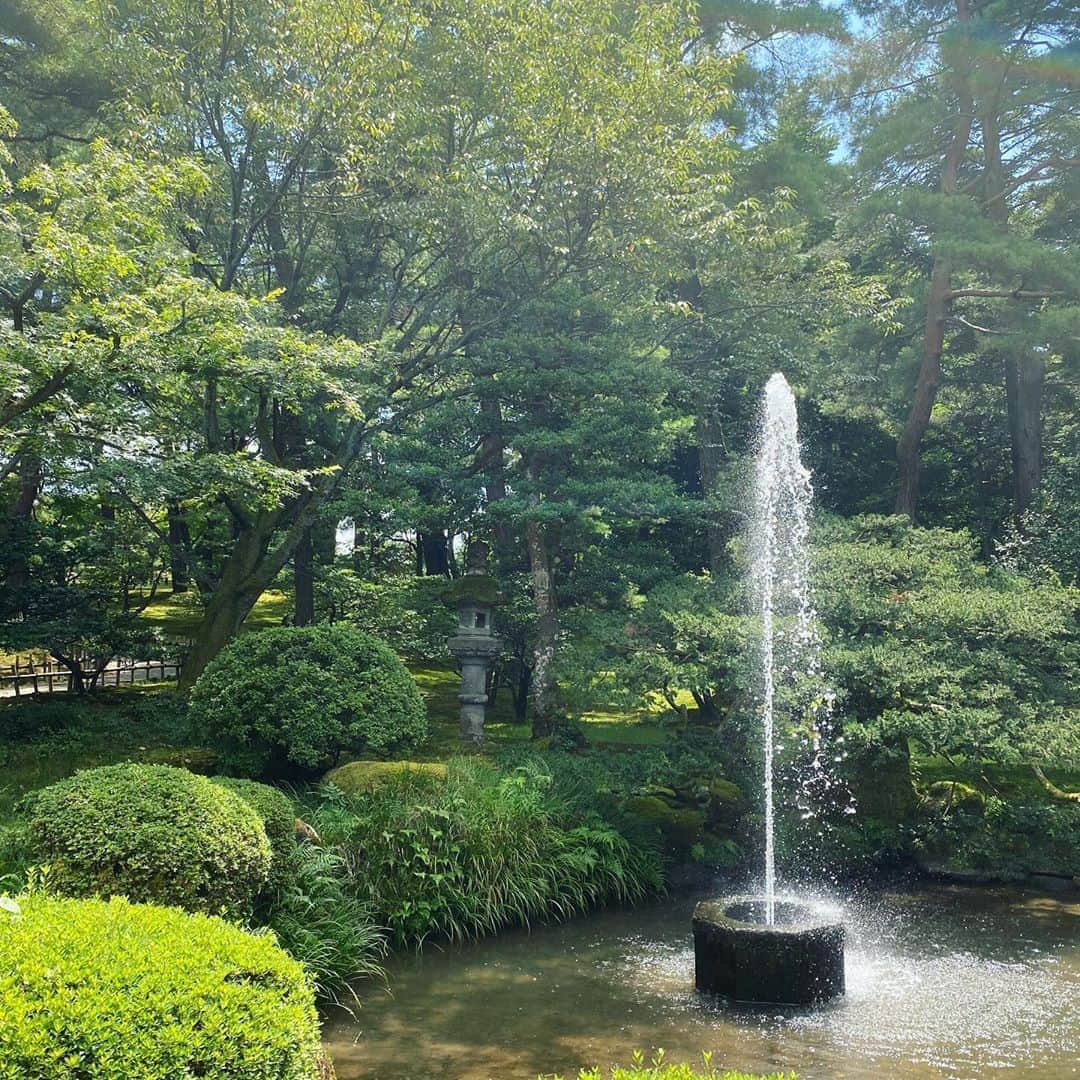 関口愛美さんのインスタグラム写真 - (関口愛美Instagram)「日本最古の噴水。水の流れって見てるだけで心を洗ってくれるようで清々しいですね🌱  #兼六園 #霞ヶ池 #噴水 #金沢 #kanazawa #日本庭園 #日本最古の噴水 #諸説あり #japan  #japan_of_insta #japanesegarden #癒し」8月31日 18時21分 - sekiguchiaimi