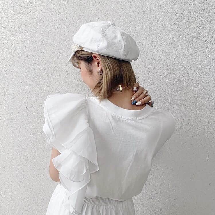 gallerieさんのインスタグラム写真 - (gallerieInstagram)「#Monotonestyle﻿ ————————————﻿ ﻿ ☑︎ Simple Frill Shoulder Cutsew (¥5,990+tax)﻿ ﻿ GALLERIE定番のフリルデザイントップス。﻿ ボリュームのあるショルダーフリルが華やかな印象に。シンプルなモノトーンがコーディネートの格上げをしてくれます🤍﻿ ﻿ ONLINE STOREはTOPのリンクから﻿ http://www.gallerie-online.jp/﻿ ————————————﻿ #お問い合わせ番号w1754」8月31日 18時25分 - kalekale_official