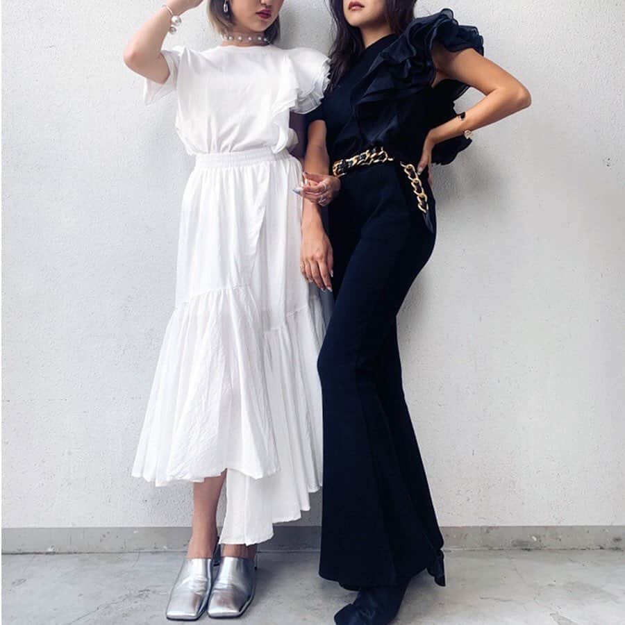 gallerieさんのインスタグラム写真 - (gallerieInstagram)「#Monotonestyle﻿ ————————————﻿ ﻿ ☑︎ Simple Frill Shoulder Cutsew (¥5,990+tax)﻿ ﻿ GALLERIE定番のフリルデザイントップス。﻿ ボリュームのあるショルダーフリルが華やかな印象に。シンプルなモノトーンがコーディネートの格上げをしてくれます🤍﻿ ﻿ ONLINE STOREはTOPのリンクから﻿ http://www.gallerie-online.jp/﻿ ————————————﻿ #お問い合わせ番号w1754」8月31日 18時25分 - kalekale_official