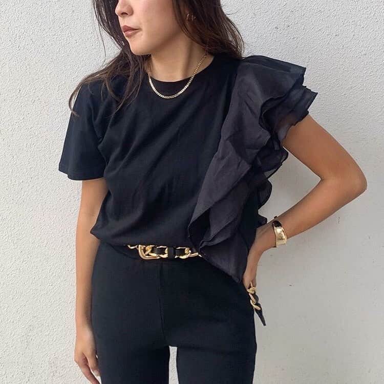 gallerieさんのインスタグラム写真 - (gallerieInstagram)「#Monotonestyle﻿ ————————————﻿ ﻿ ☑︎ Simple Frill Shoulder Cutsew (¥5,990+tax)﻿ ﻿ GALLERIE定番のフリルデザイントップス。﻿ ボリュームのあるショルダーフリルが華やかな印象に。シンプルなモノトーンがコーディネートの格上げをしてくれます🤍﻿ ﻿ ONLINE STOREはTOPのリンクから﻿ http://www.gallerie-online.jp/﻿ ————————————﻿ #お問い合わせ番号w1754」8月31日 18時25分 - kalekale_official
