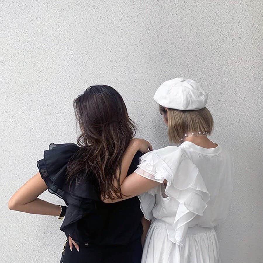 gallerieさんのインスタグラム写真 - (gallerieInstagram)「#Monotonestyle﻿ ————————————﻿ ﻿ ☑︎ Simple Frill Shoulder Cutsew (¥5,990+tax)﻿ ﻿ GALLERIE定番のフリルデザイントップス。﻿ ボリュームのあるショルダーフリルが華やかな印象に。シンプルなモノトーンがコーディネートの格上げをしてくれます🤍﻿ ﻿ ONLINE STOREはTOPのリンクから﻿ http://www.gallerie-online.jp/﻿ ————————————﻿ #お問い合わせ番号w1754」8月31日 18時25分 - kalekale_official