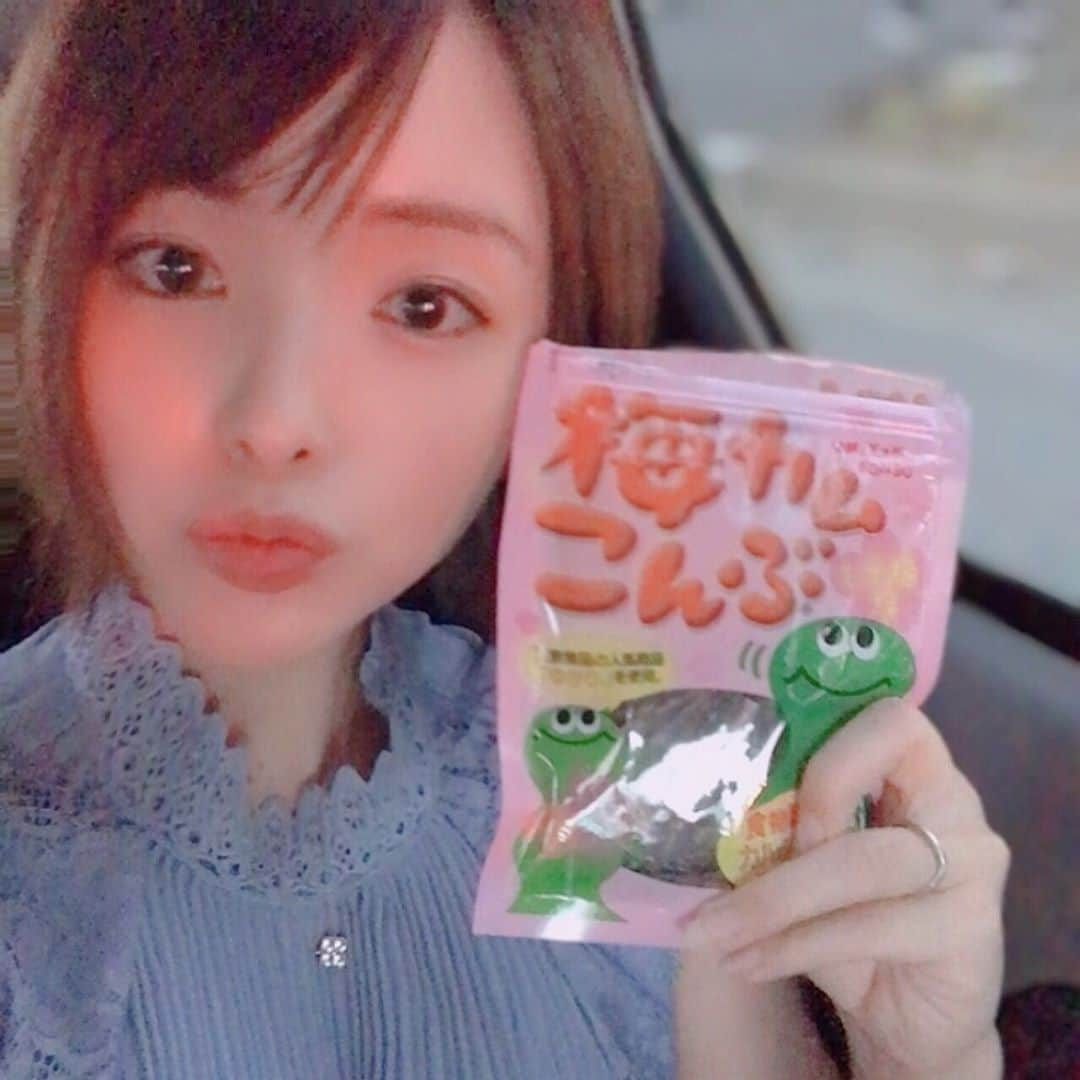 ゆうかさんのインスタグラム写真 - (ゆうかInstagram)「こんばんはー⭐️﻿ 子供達と車の中でパクパクおやつタイム😚💕﻿ ﻿ ❤️カルくカム昆布﻿ ❤️梅カムこんぶしそ梅味﻿ ﻿ たまにこーゆーの食べると美味しい😆﻿ これなら太りにくいだろうし、﻿ 子供達の顎を鍛えるのにも良さそう🤗✨✨﻿ ﻿ イオン、ナチュラルローソン、おかしのまちおかなど全国で売ってるよ〜❤️﻿ ﻿ #子育てママ #普段 #おやつタイム #おやつ #おやつの時間 #おばあちゃん家 #休憩タイム #pr #子育て #おかし #健康 #休憩中 #ローソン #こんぶ #美味しい #美味しいもの ﻿#ママ #アラサー #アラサーママ #20代最後」8月31日 18時27分 - yuuka_japan