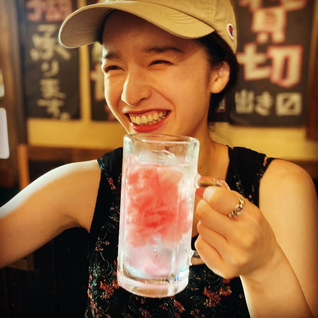 皆本麻帆さんのインスタグラム写真 - (皆本麻帆Instagram)「8月も皆さま おおおお疲れ様でしたぁー👏🏼👏🏼👏🏼  ほんで、月曜日、、、 今週もがんばりましょ🍻  #2020#さようなら#サマー#ありがと#サンセット#飲み物は#ガリチュー#色味かわいい#💕」8月31日 18時28分 - mmaho0421