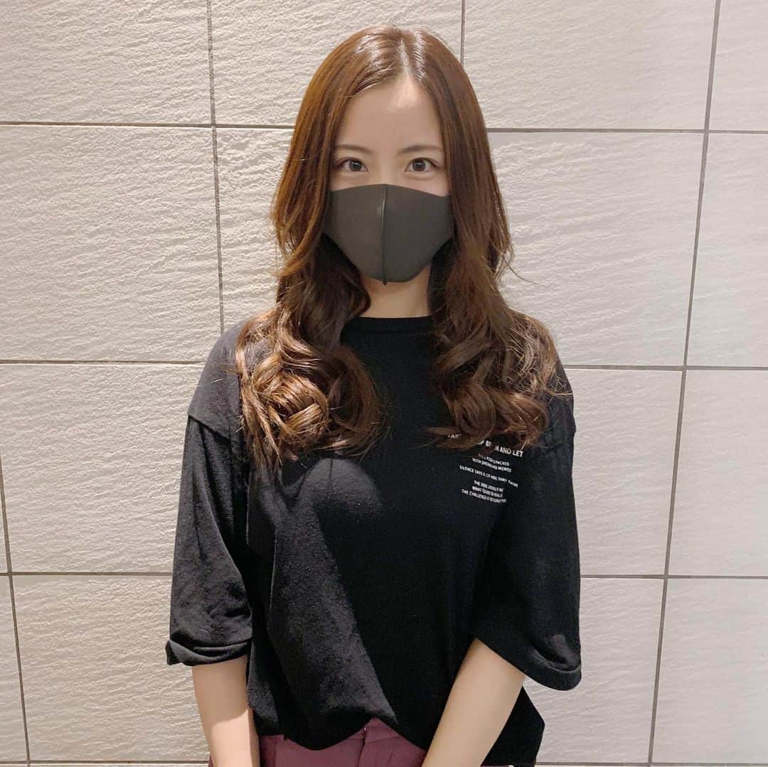 えのきさりなのインスタグラム：「. 8月最終日 怒涛の2020夏が終わってしまうのが寂しい。 実は舞台に合わせてエクステをつけてロングヘアにしました❤️表参道のCELENAにていつも通り黒瀬さんにお世話になりました！ 近々YouTubeで密着動画公開します！お楽しみに！  いよいよ明後日、9月2日から 『IN HER TWENTIES2020』の公演が始まります。 みなさん演劇が大好きでとってもお芝居が上手な方々なので つい最近まで、何で私はここにいるんだろう。下手が目立たないかな。とかたくさん悩み考え努力をしました。 初通しをした後、キャストで話し合った際に 悩んでいたことが全部涙と一緒に出てきてしまいました。 こんなに心身共に消費したのは久しぶりな気がします。 もちろん劇場で見ていただきたいですが、難しい方は生配信でもアーカイブでも見れるチケットがあるので そちらで見ていただきたいです。  チケットURLはプロフィールに貼ってあります！ 生配信チケットはTwitterに細かく載せておりますのでぜひお願い致します🙇‍♀️ #舞台　#inher2020 #インハー　#ロングヘアー #エクステ」