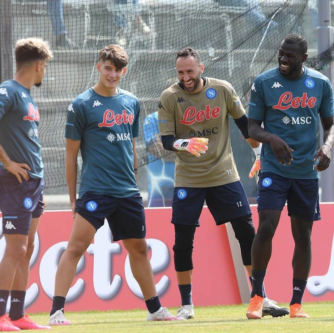 SSCナポリさんのインスタグラム写真 - (SSCナポリInstagram)「It’s Monday guys 🤪 ☕️ #MondayMotivation  ‪#SSCNSummer20‬ ‪#Abruzzo20‬ 💙 ‪#ForzaNapoliSempre‬」8月31日 18時31分 - officialsscnapoli