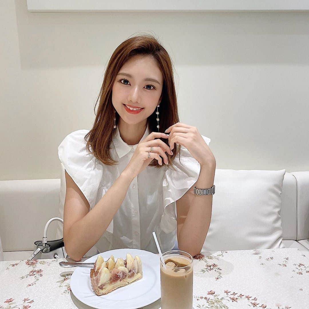 のインスタグラム：「. 最近甘いモノが 食べたくなるー😵🧁🧡 . ピアスは @chic.officialshop  のものです🙈 . . #cafe #大阪カフェ#心斎橋カフェ #心斎橋大丸#大丸 #コーデ#休日コーデ #ヘアスタイル#内巻き  #ミディアムヘア #ワンカール」