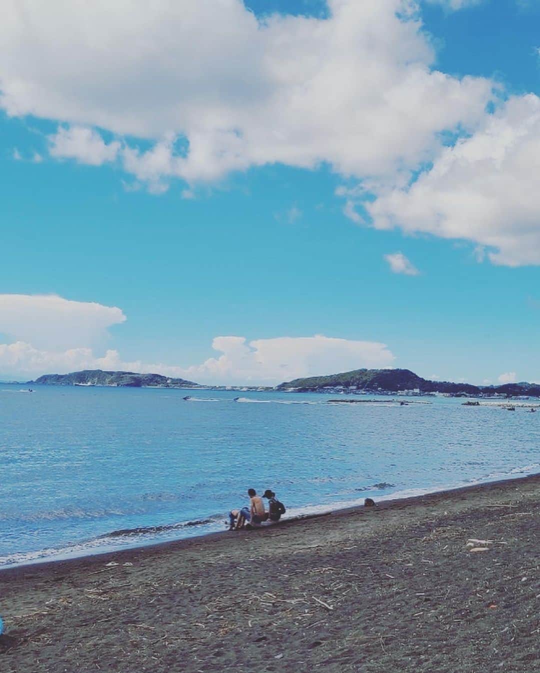 葵ゆりかさんのインスタグラム写真 - (葵ゆりかInstagram)「人の少ないビーチを選んで🏖✨ あゆちゃんと並ぶとオセロみたいに黒いわたし。親子揃って焼けすぎ👶🏾笑  #beach #海　#🏖 #夏の思い出　#summer #海が好き #水着　#bikini #👙」8月31日 18時41分 - yuriyuricchi