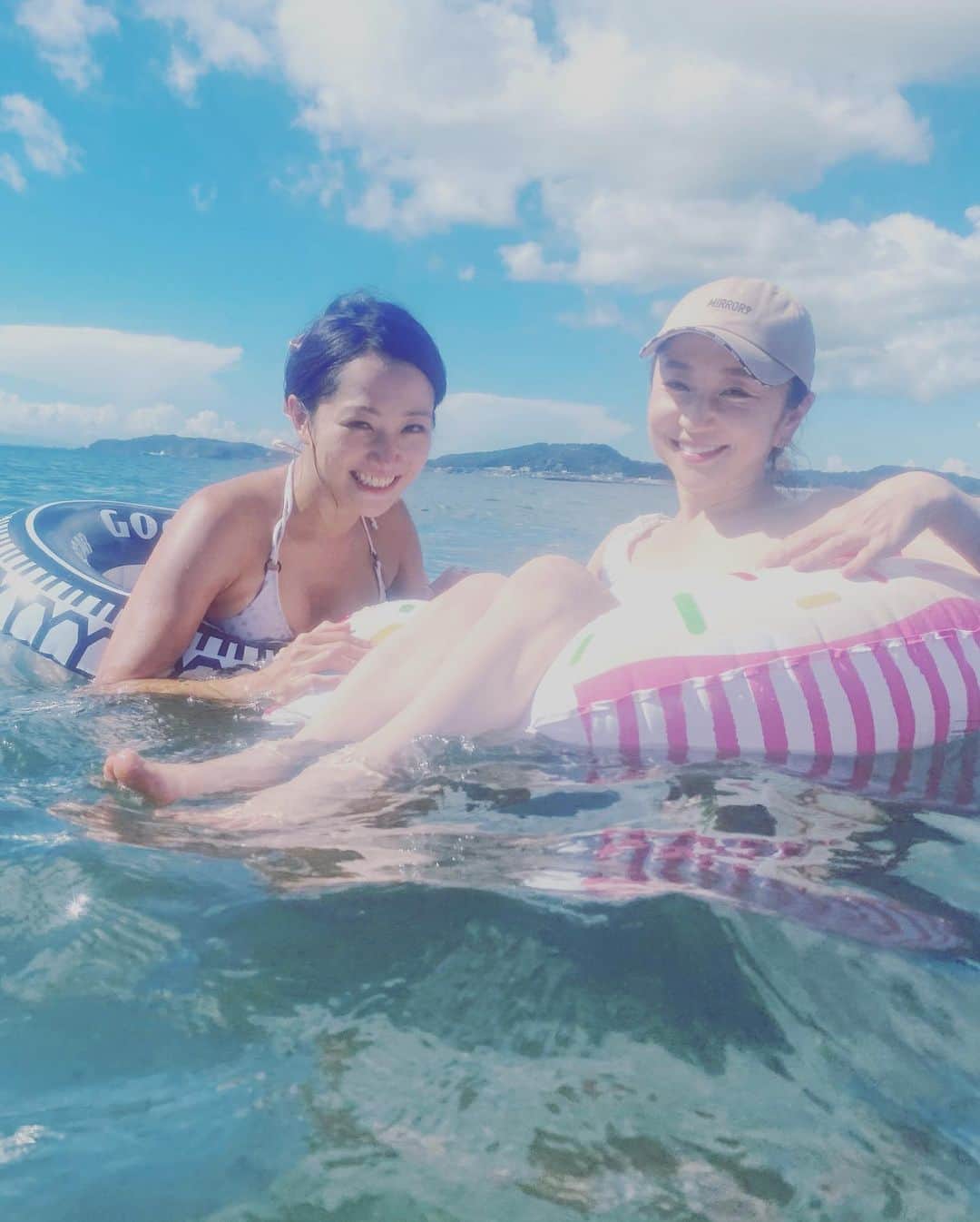 葵ゆりかさんのインスタグラム写真 - (葵ゆりかInstagram)「人の少ないビーチを選んで🏖✨ あゆちゃんと並ぶとオセロみたいに黒いわたし。親子揃って焼けすぎ👶🏾笑  #beach #海　#🏖 #夏の思い出　#summer #海が好き #水着　#bikini #👙」8月31日 18時41分 - yuriyuricchi