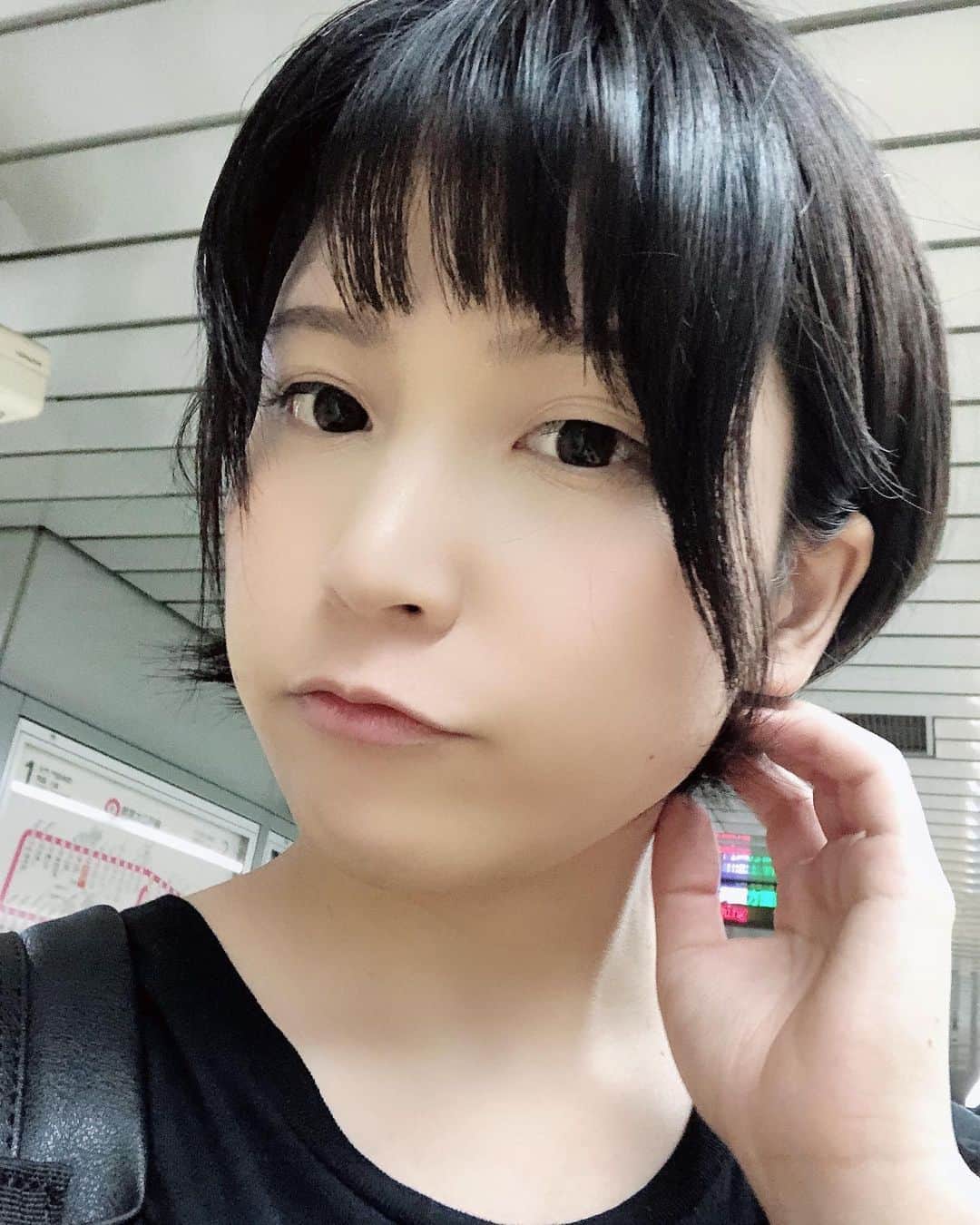 のインスタグラム：「飲み物飲むついでに撮った写真。  #黒髪ショート #新人AV女優」