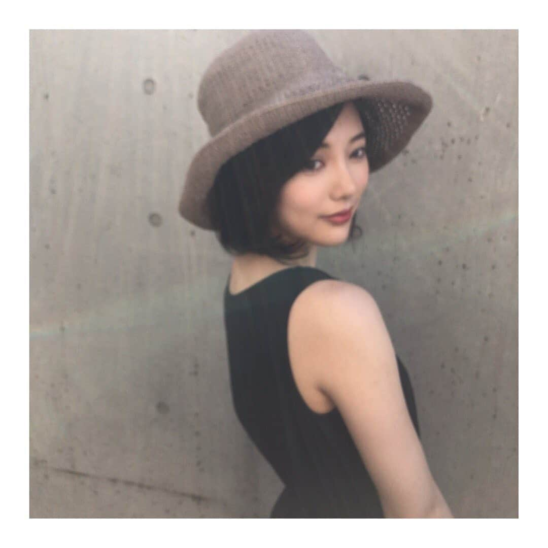 山本亜依さんのインスタグラム写真 - (山本亜依Instagram)「. 本日25歳の誕生日を迎えました。 24歳。日々学び、出会い、 悩み、楽しみ、積み上げ、 私なりにまた一歩成長できた 1年でした🍀楽しかった😊！ いつも温かく支え、 見守ってくれている大切な家族。 大好きな事務所の皆さん。 そして応援してくださっている 皆様に感謝の気持ちでいっぱいです。 いつも本当にありがとうございます✨ 25歳も自分らしく、気持ちを上向きに 駆け抜けていくぞ〜！🏃🏻‍♀️💨」8月31日 18時34分 - ai__yamamoto_