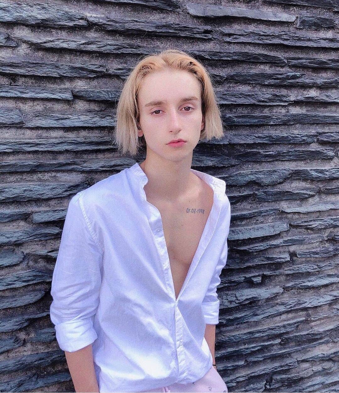 のインスタグラム：「今日で8月も最後😔 今年の夏はあっという間でしたね、、  あ、あと最近のお気に入りのシャンプー&トリートメントです🤗 香りもとってもよく、夏の紫外線からも髪の毛を守ってくれてます🙏🏻 ずっとサラサラ~ 🥰  #fashion #model #patron #patrontokyo #ファッション #モデル #タレント #夏 #東京 #頭皮ケア #髪質改善」