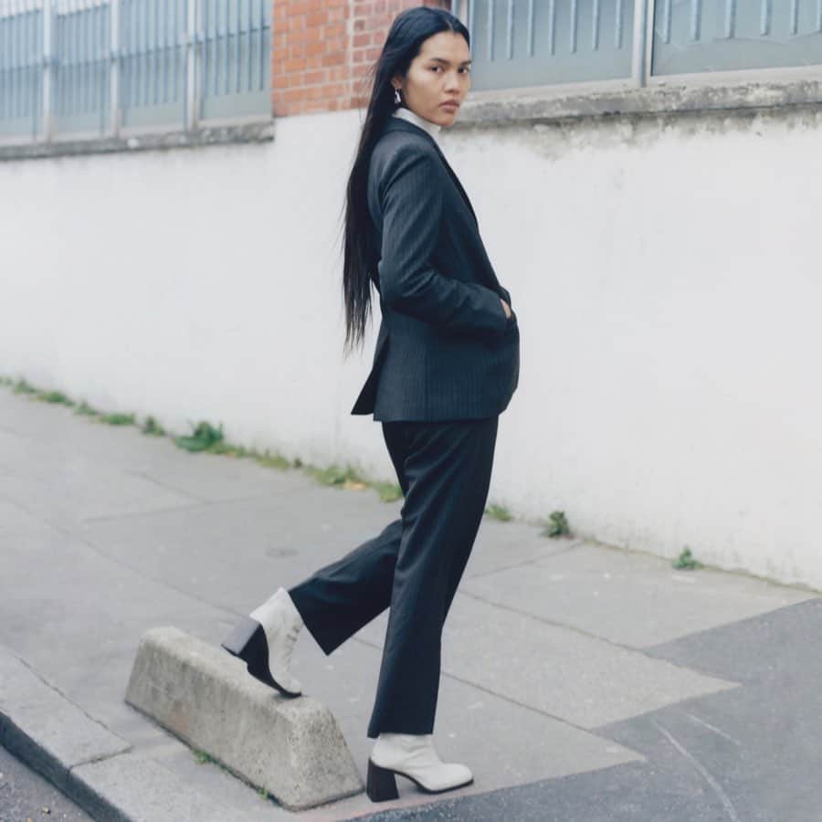 Justine Clenquetさんのインスタグラム写真 - (Justine ClenquetInstagram)「Time to start gearing up for the fall season! Like @polykasr, wear your Winona white boots with a grey suit! 💼 #justineclenquetgirls」8月31日 18時38分 - justineclenquet
