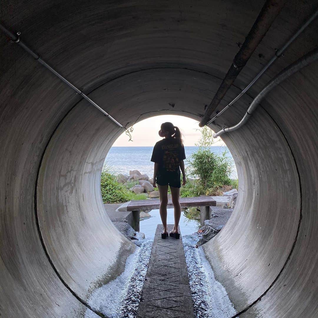 Raniさんのインスタグラム写真 - (RaniInstagram)「この写真お気に入り。秘密の場所を教えてあげるね。音声出してね！癒されるはず〜 #chill #chilltime #sea #hotsprings #summermemories #ジブリ道 #大川温泉磯の湯 #shizuoka」8月31日 18時40分 - kou_aka_rani