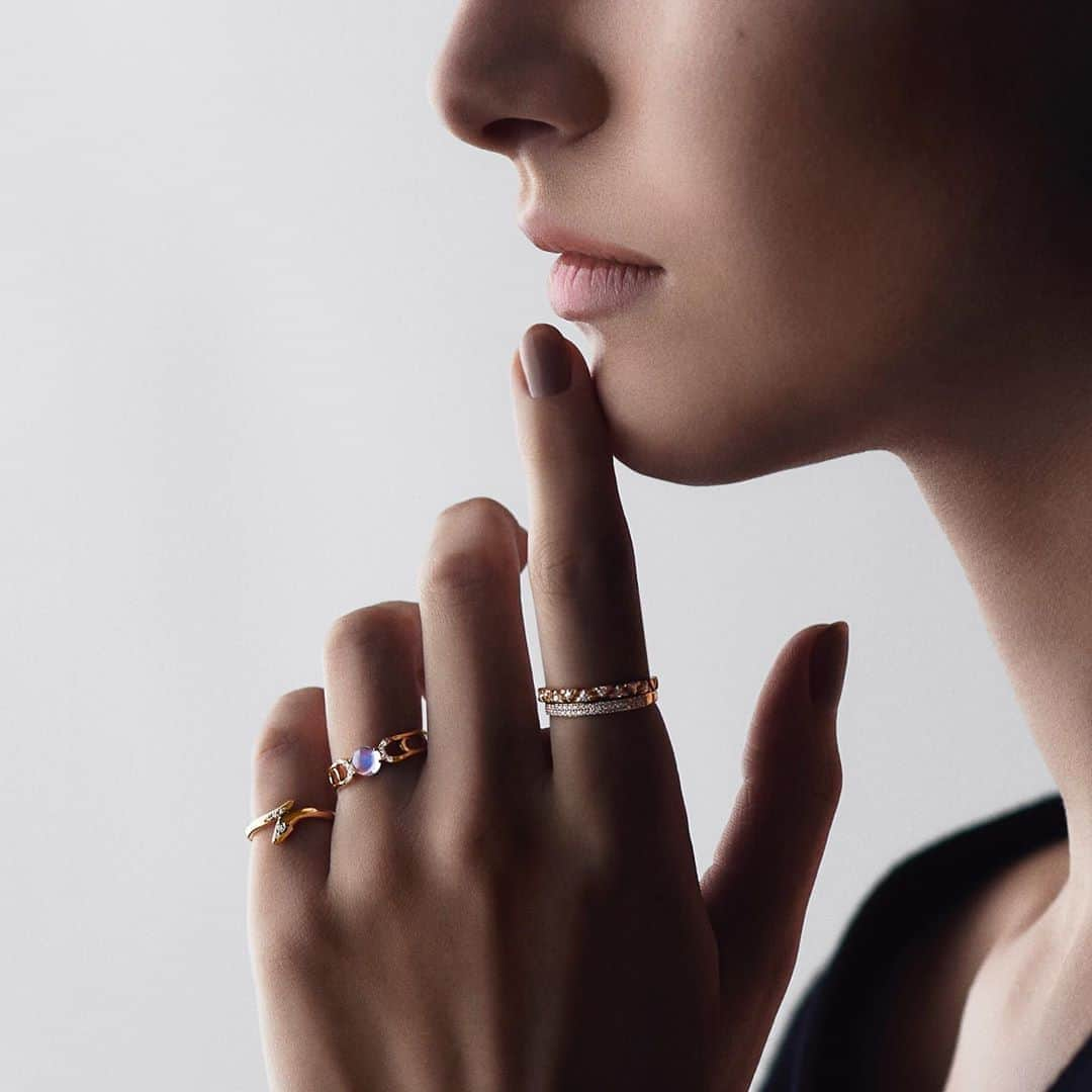 starjewelry_pressさんのインスタグラム写真 - (starjewelry_pressInstagram)「【STACKING RINGS】 輝くリングに願いを込めて。 デザインの異なるリングも重ねるほどに自然と調和がとれて自分らしさが光る手元に。  #starjewelry #スタージュエリー #autumn #autumncollection #new #ring #リング #手元コーデ #レイヤードスタイル #stackingring #python #pythonknot #moon #londonbluetopaz #malachite #coordinate #秋コーデ #jewelry」8月31日 18時50分 - starjewelry_press