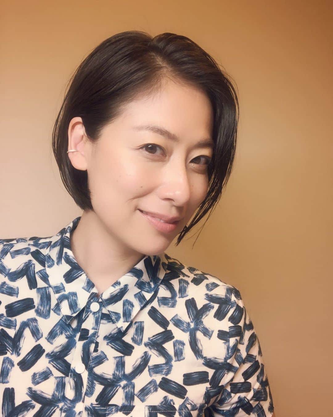 末吉里花さんのインスタグラム写真 末吉里花 Instagram 髪の毛 だいぶ短くなりました 短い髪にはイヤーカフをつけたくなる気分 このイヤーカフはエシカルジュエリーのパイオニア Hasunaのもの つけているのを忘れるほどの 抜群なつけ心地です 明日から9月 夏