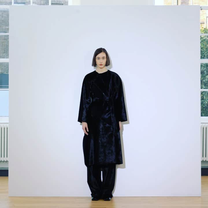 シャロン ワコブのインスタグラム：「Velvet bonded coat, #collection #process #sharonwauchob」