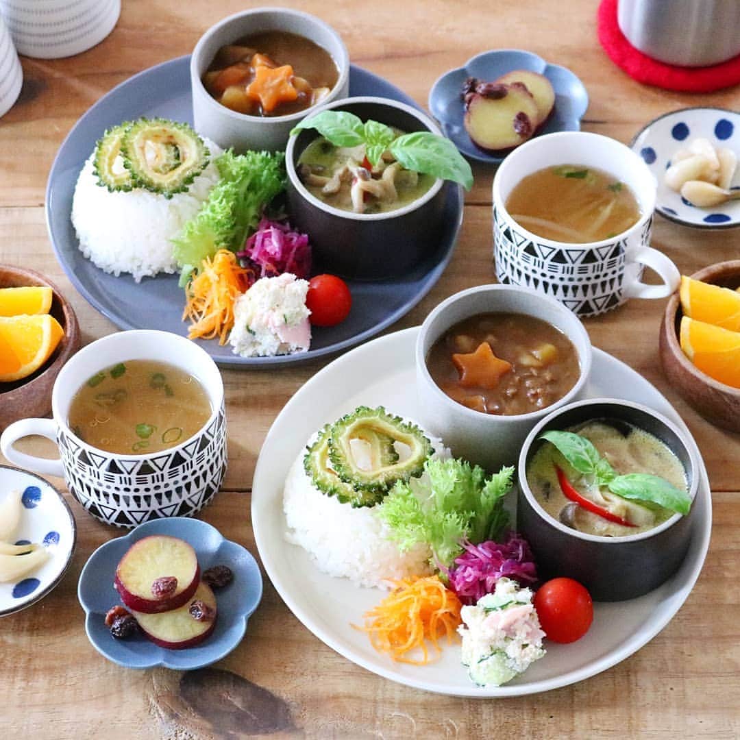 yunaのインスタグラム：「♩ . . . 🍛グリーンカレー&ポークカレー おからのサラダなどなど。。 . . 夏はやっぱりカレーだね🍛 グリーンカレー大好物♡ . . #ブログ更新しました . . #yunaご飯#lin_stagrammer#kurashiru#delistagrammer#Japanesefood#ロカリキッチン#デリスタグラマー#クッキングラム#クッキングラムアンバサダー#タベリー#フーディーテーブル#Kissカメラ#iegohanphoto#てづくりごはん365#おうちごはん#おうちごはんlover#ママリクッキング#マカロニメイト#おうちごはん通信#キッチングラム#おうちカフェ#夜ごはん#晩ごはん#dinner#白山陶器#波佐見焼#🍛#グリーンカレー」