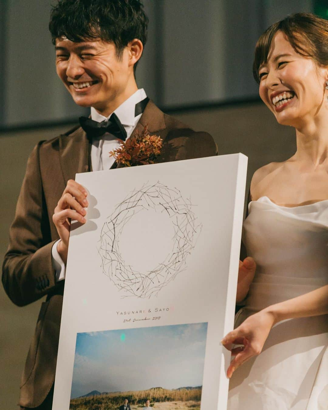 orb_weddingのインスタグラム：「#orbweddingreport 🕊﻿﻿﻿﻿﻿﻿ ﻿﻿﻿ ﻿ ﻿ ﻿﻿ ゲストの皆様と新郎新婦おふたりがお互いに﻿ 顔を見合わせながら挙式を執り行う「人前式」﻿ ﻿ おふたりにとって、おひとりおひとりが﻿ かけがえのない大切な方々だから﻿ ﻿ このスタイルを選ばれたのだと﻿ ﻿ おふたりと、ゲストの皆様の表情が﻿ 教えてくださっている気がします☺️﻿ ﻿ ————————————﻿﻿﻿ ﻿﻿﻿ Place: #太宰府迎賓館　様﻿﻿﻿﻿ ﻿﻿Dress: #marchesa﻿ Shop: @juno_wedding﻿　@juno_tenjin ﻿﻿﻿ ﻿﻿﻿﻿ ————————————﻿﻿﻿ Dress the Lifeが運営する﻿﻿﻿ ブライダルカウンターです。﻿﻿﻿ ﻿﻿﻿ プレ花嫁の皆様﻿﻿﻿ 結婚が決まったらすぐご相談ください。﻿﻿﻿ おふたりに合った式場探しや﻿﻿﻿ お衣装選びのお手伝いをさせていただきます👰🤵🏻﻿﻿﻿ ﻿﻿﻿ 結婚式までの道のりが﻿﻿﻿ 沢山の幸せであふれますように...﻿﻿﻿ ﻿﻿﻿ 𓇼お問い合わせ𓇼﻿﻿﻿﻿﻿﻿﻿ ☎ 0120-790-479﻿﻿﻿﻿﻿﻿﻿ 公式LINE@ ﻿﻿﻿﻿﻿﻿﻿ @orb_wedding(@マーク含みます)﻿﻿﻿﻿﻿﻿﻿ ﻿﻿﻿﻿﻿﻿﻿ ﻿﻿﻿﻿﻿﻿﻿ #orb_wedding #結婚式場見学 #パーティレポート #プレ花嫁 #日本中のプレ花嫁さんと繋がりたい #式場探し #ドレス探し #結婚式準備 #福岡結婚式場　#福岡花嫁 #福岡プレ花嫁 ##juno_weddingdress  #weddingdress」