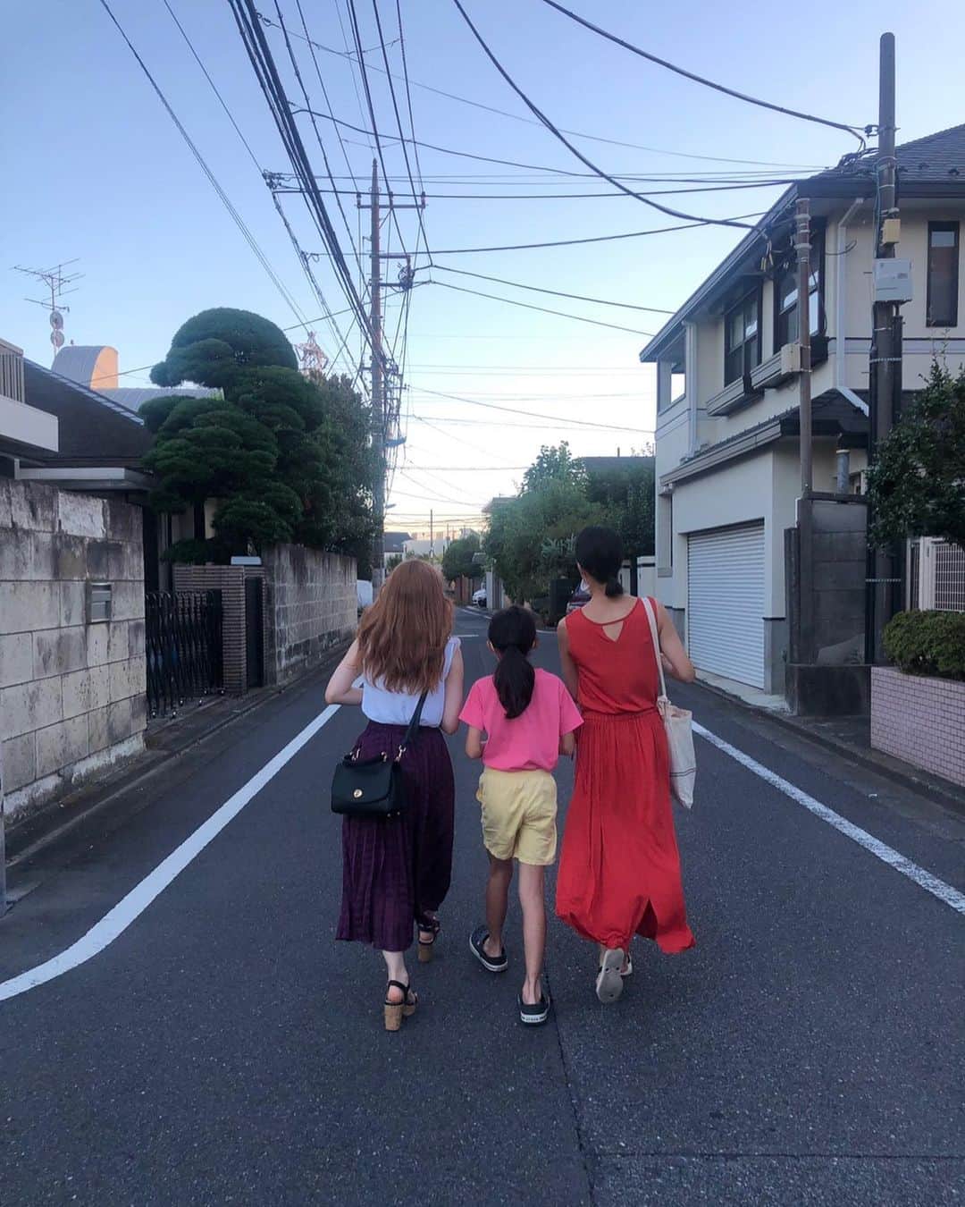 AYUMIさんのインスタグラム写真 - (AYUMIInstagram)「2020年8月もありがとう💫 夏の家族でのアウトドアも楽しかったな 自然の中で咲いているお花たちも とてもきれいでした🌿 . 週末は姪っ子がお泊まりにきました 姪っ子と思っていますが、従姉妹の娘。 従姉妹は私の姉妹みたいな存在なので姪っ子です 今年は不安も多い中、大学入学で北海道から上京 してきました 東京の実家だと思って我が家にいつでもおいでね☆ . 血縁が近くても遠くても、お友達もお仕事で出会う方々も全てみんなご縁のある方々✨🙏✨ . 今日はお仕事のお洋服の準備で久しぶりに青山へ。 お友達とランチもできて、うれしい1日に😊 オンタイムで帰宅、3分後には娘とピアノのレッスンへ まだまだ、いや、もっともっと子どもとの時間も 大切にしていこう💫 . . #2020年8月 #ありがとう #今日という日にも感謝して」8月31日 18時46分 - ayumiayunco