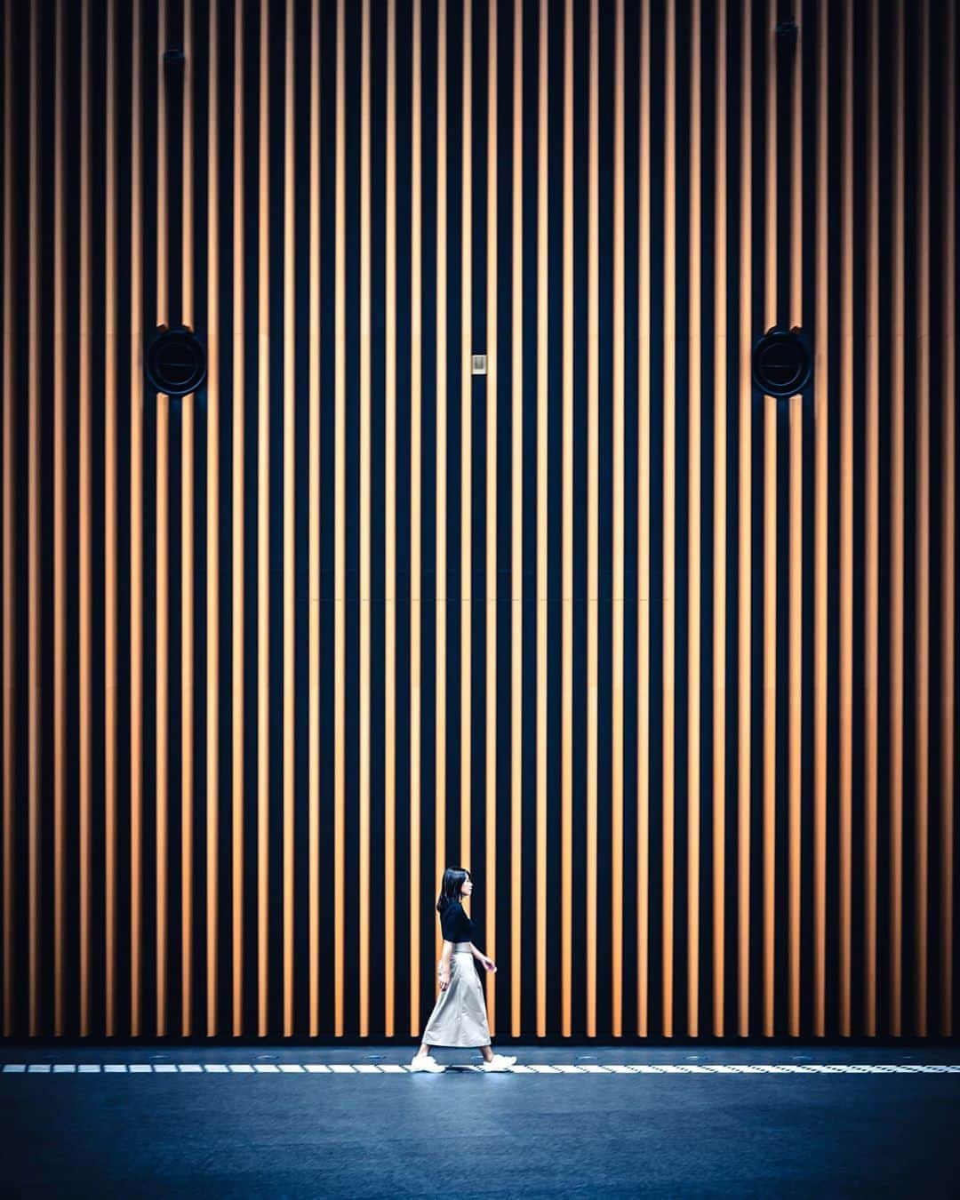 Canon Asiaさんのインスタグラム写真 - (Canon AsiaInstagram)「Never knew a vignetting will give you a cool psychedelic-motion 🌀 effect on black striped patterns! Tatsuro noticed the patterns on this wall at the Tokyo International Forum, and used the vertical lines to enhance the symmetry in his photo. . Comment ✋  if you stared at this image for at least a good minute!  . 📷 Image by @ubutsq using the Canon 5D Mark IV • f/2.2 • ISO 640 • 1/30s • 35mm . Want your photos to be featured too? Tag them with #canonasia or submit them on My Canon Story, link in bio! . #canonasia #photography #explore #patterns #colours #canon #vignette #lens #inspiration #effects #psychedelic #movement #motion #unique」8月31日 18時47分 - canonasia