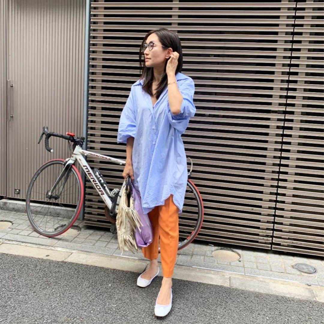 のインスタグラム：「朝晩は少し秋の気配を感じますね。  シャツが着たくなって。  blue ×orange  ここに展示会で頂いた袋のラベンダーがこれまたトーンが合いました❤︎  シャツは空気を含むとふんわり広がる ビッグシャツ。 やはりまだ、日中は暑かった…  today's… #fashion #ootd #kkstyle #tokyo #kamescloset #shirts #maisonmargiela #pants #stunninglure #bag #bottegaveneta #shoes #porselli」