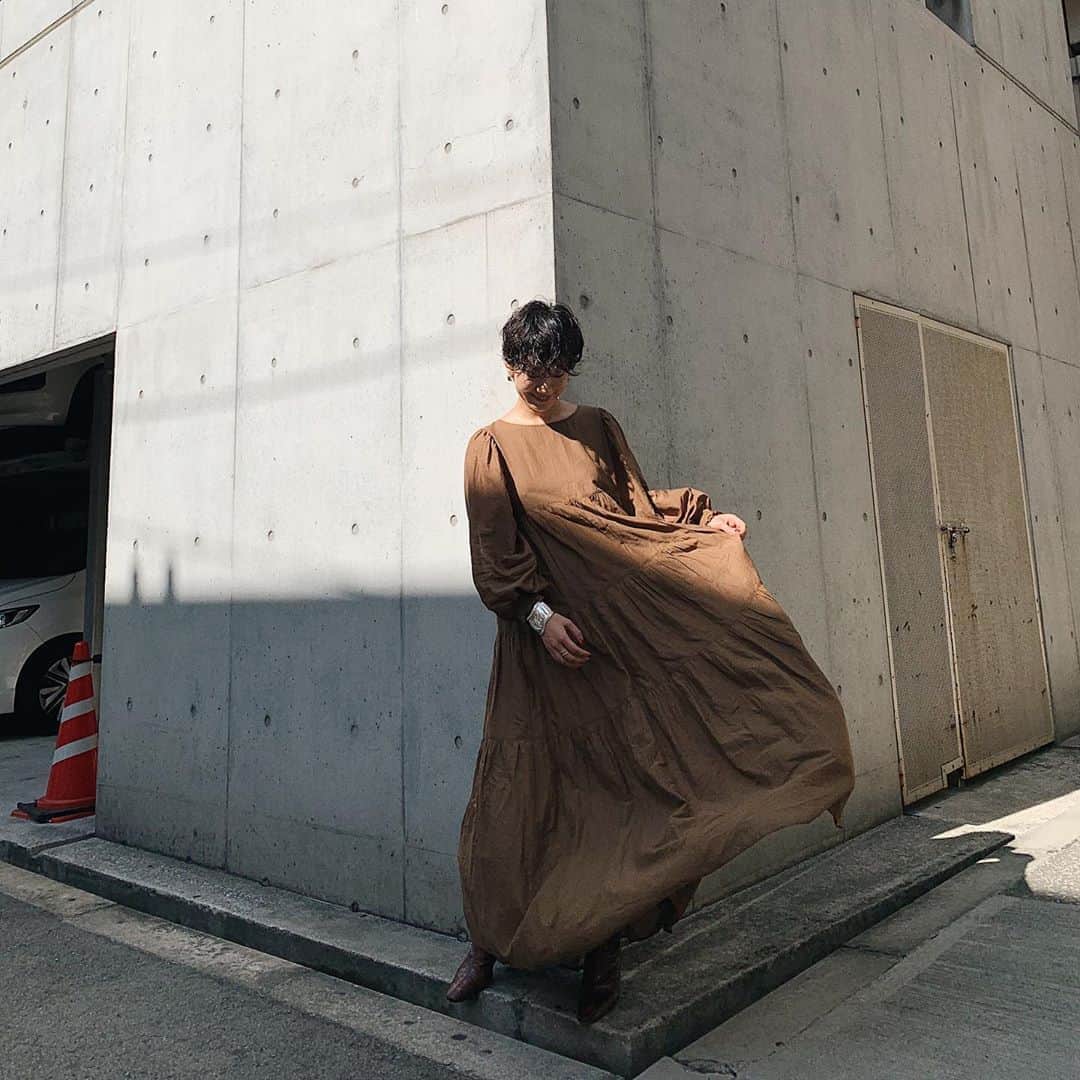 nami_kanemotoさんのインスタグラム写真 - (nami_kanemotoInstagram)「#searoomlynn  明日の新作です🍂🤎 COTTON VOILE ボリュームドレスL/S インド産のボリューム感が可愛いワンピース。✨ かる〜いの。袖口がシャーリングゴムだから腕をまくった時も可愛い。 157cm / m  #_searoomlynn_ #モードカジュアル #マニッシュスタイル #ショートヘア #秋ファッション」8月31日 18時59分 - _namikanemoto_