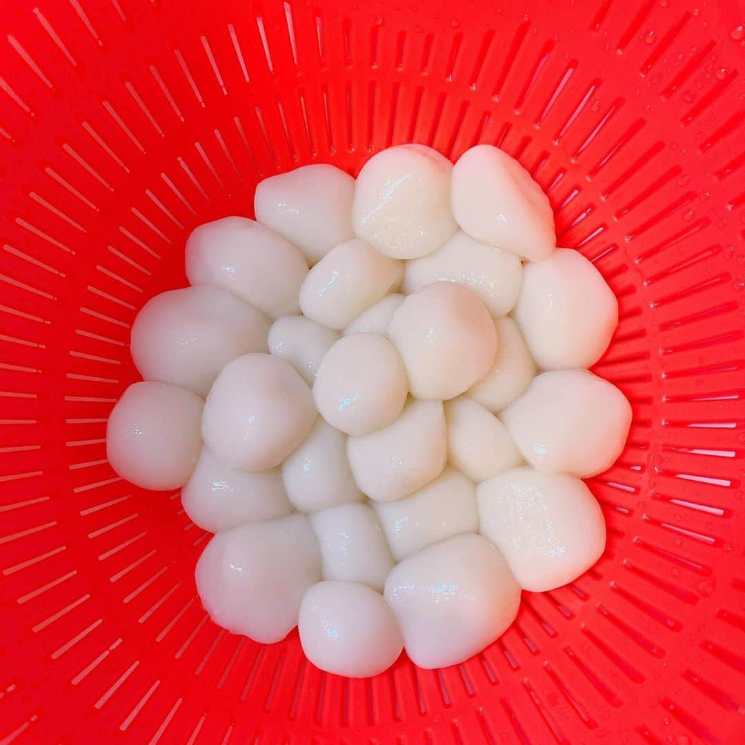 本田裕子さんのインスタグラム写真 - (本田裕子Instagram)「【中今】 . そういえば、 ちょっと前から無性に 白玉だんごが食べたくて . 昨日は早朝から 白玉だんご作ってみた〜🍡 . 確か小学生のとき、 家庭科の授業で白玉だんごを作って しばらくハマって作ってた以来。 . 小学生以来って かなりの年月が経ってるけど^^; 上手く出来た〜👏 . . 何か無心になって集中して ヨガと同じくらいスッキリ♡ . . そんでもって 自分で作ると 美味しく感じるね😁笑 . . 普段、そんな料理しないから 工程の写真を撮ってみたりして🤳😆 . . なので自分記録としてアップ♬ . . あ、ただ最近はね、 ご飯だけは御釜で炊いていて . 先日は、🎣釣ってしめたサバ🐟を貰ったので、ピンセットで骨を抜いて、食べやすいサイズに切って🔪いただきました🙏✨ . 美味しかった〜🤤 . . . …… #白玉だんご #白玉粉 #無性に #無性に食べたくなり #小学生以来 #無心 #今中 #気持ちいい #自分で作ると #美味しく感じる #不思議 #記録に。笑 #御釜ご飯 #釣った魚 #サバちゃん #ご馳走さまでした #美味しかった #本田裕子」8月31日 18時59分 - rinrin_yuko