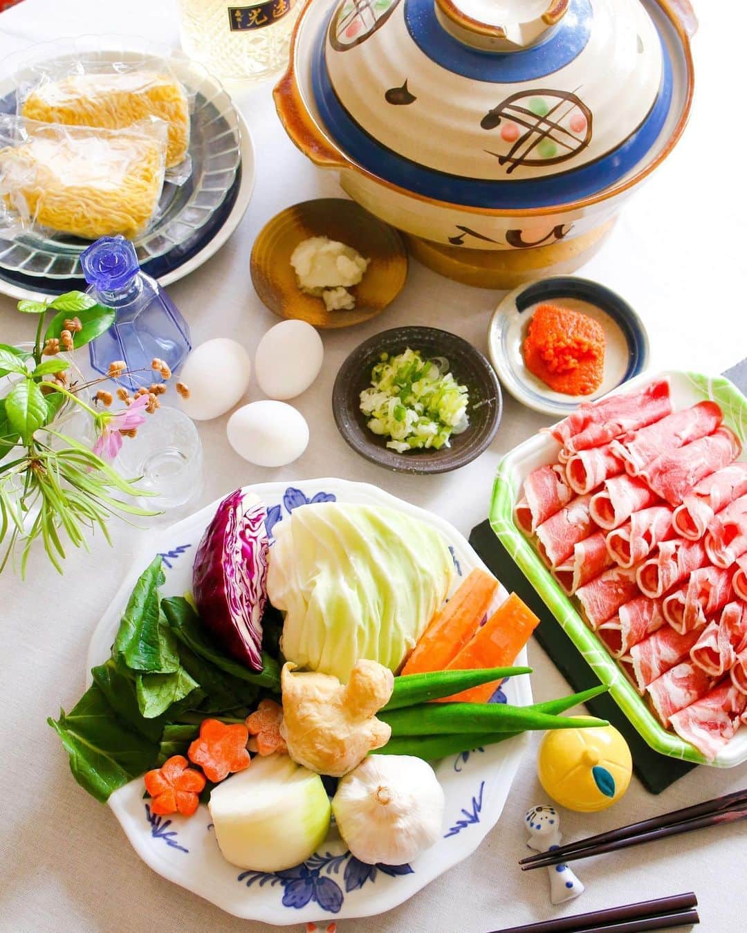 amiさんのインスタグラム写真 - (amiInstagram)「． I made sukiyaki  東京銀座で20年の専門店 銀座ラムしゃぶ 金の目　@ginzakinnome さんの 高級ラム肉すき焼きをお取り寄せ〜😌💓  普通のすき焼きは、牛肉だけど これは、珍しいラム肉なんです♡ ．  お野菜たっぷりに卵とろーん🥚 ヘルシーで甘辛くて、家族で美味しく 頂きました🥺🙏  おうちで外食気分になれるので嬉しいな🍒  ．  #ラムすき #すき焼き #ラム肉 #鍋 #金の目 #おうちごはん #おとりよせ #免疫力アップ #pr #花のある幸せごはん#テーブルコーディネート#エバラこころはずむ手作りごはん」8月31日 18時52分 - amikuma1219