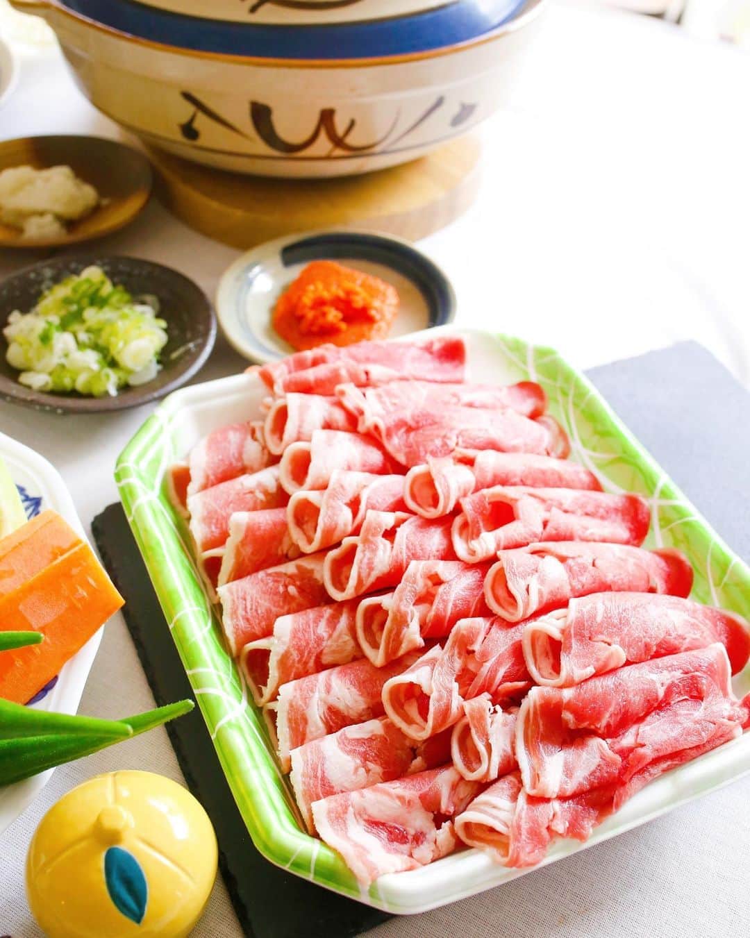 amiさんのインスタグラム写真 - (amiInstagram)「． I made sukiyaki  東京銀座で20年の専門店 銀座ラムしゃぶ 金の目　@ginzakinnome さんの 高級ラム肉すき焼きをお取り寄せ〜😌💓  普通のすき焼きは、牛肉だけど これは、珍しいラム肉なんです♡ ．  お野菜たっぷりに卵とろーん🥚 ヘルシーで甘辛くて、家族で美味しく 頂きました🥺🙏  おうちで外食気分になれるので嬉しいな🍒  ．  #ラムすき #すき焼き #ラム肉 #鍋 #金の目 #おうちごはん #おとりよせ #免疫力アップ #pr #花のある幸せごはん#テーブルコーディネート#エバラこころはずむ手作りごはん」8月31日 18時52分 - amikuma1219