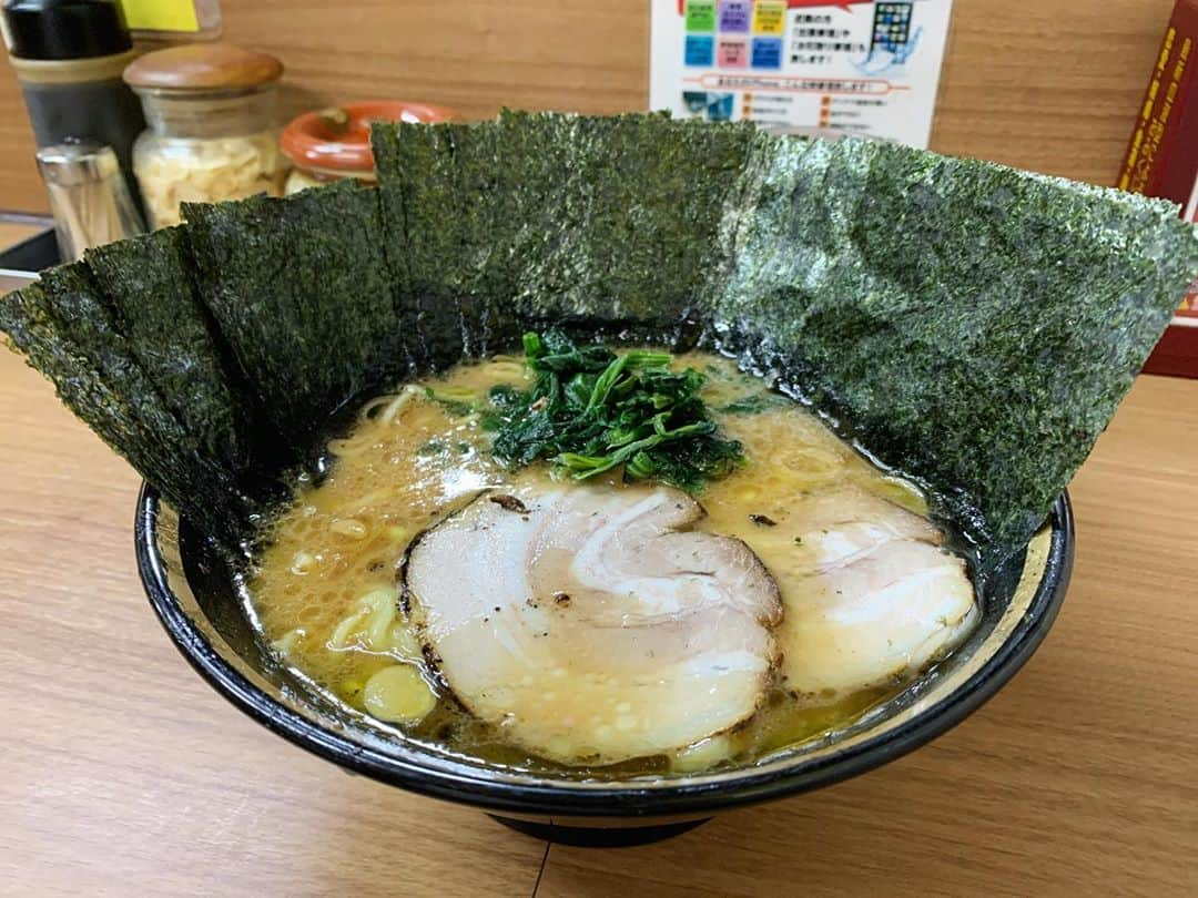 SUSURUさんのインスタグラム写真 - (SUSURUInstagram)「千葉・木更津に家系ラーメンをもたらした名店！ 豚の出汁感あふれるスープは優しく醤油が効いており、酒井製麺の平打ち麺をしっかり持ち上げてくれます🍜 卓上調味料で自己流のカスタムをして海苔でご飯巻いて食べればナチュラル・ヘヴン！ 家系すすりたい‥🍥 #susuru_tv #1708日目 #林家 #木更津市 #千葉 #ラーメンのり #半ライス #うまい  #ラーメン #らーめん #ramen #ラーメン部 #ramennoodles #毎日ラーメン生活 #麺スタグラム #japaneseramen #japanramen #foodstagram #foodie #noodles #instanoodle #instaramen #instafood #susururecommended #家系ラーメン #千葉ラーメン」8月31日 18時54分 - susuru_tv