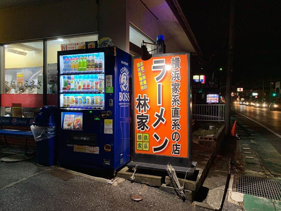 SUSURUさんのインスタグラム写真 - (SUSURUInstagram)「千葉・木更津に家系ラーメンをもたらした名店！ 豚の出汁感あふれるスープは優しく醤油が効いており、酒井製麺の平打ち麺をしっかり持ち上げてくれます🍜 卓上調味料で自己流のカスタムをして海苔でご飯巻いて食べればナチュラル・ヘヴン！ 家系すすりたい‥🍥 #susuru_tv #1708日目 #林家 #木更津市 #千葉 #ラーメンのり #半ライス #うまい  #ラーメン #らーめん #ramen #ラーメン部 #ramennoodles #毎日ラーメン生活 #麺スタグラム #japaneseramen #japanramen #foodstagram #foodie #noodles #instanoodle #instaramen #instafood #susururecommended #家系ラーメン #千葉ラーメン」8月31日 18時54分 - susuru_tv