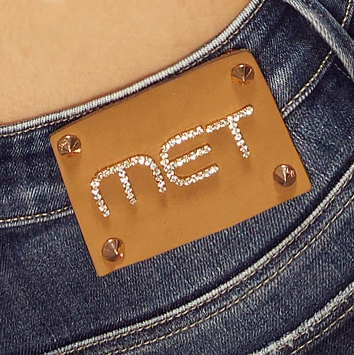 のインスタグラム：「Even the smallest detail can make a great difference! #MetIsHere #Diamons #Details #SparklingDenim」