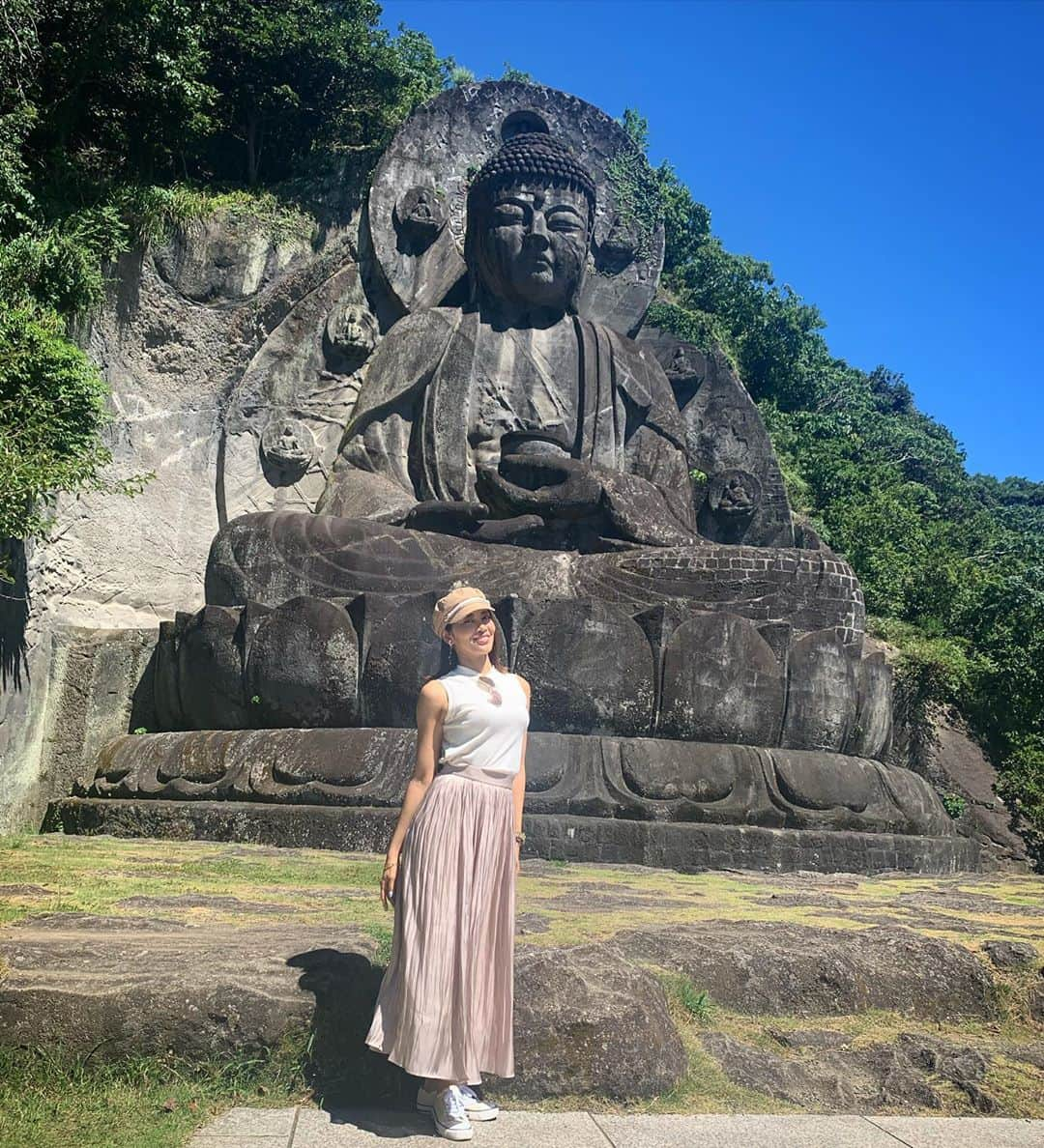 Meg（メグ）さんのインスタグラム写真 - (Meg（メグ）Instagram)「千葉DAY🌿⛩ . 一つ前の投稿からガラリと 変わりますね（笑）🤣自粛以降 ずっと控えてた神社巡り、久々 今回は海をフェリーで渡り千葉の 鋸山に行きました✨ . . 今回の目的は日本一大きいお寺、 日本寺大仏です。奈良の大仏様 の4倍、鎌倉の大仏様の2倍らし いので一度見てみたかった👀✨ 実際に目にしたら圧巻、迫力が ありました！ . . 入場料を払い中へ入るとハイキング コースの様な流れになってます。 もう一つ気になってた所「地獄のぞき」 お写真見てお分かりの通り崖っぷち でございますw😂 . . 普段レギンスばかりなかので休み の日位はと思いスカート履いて しまいましたが、一つ言える事は 間違いなくショートパンツ又は レギンスで行くべきでしたねw スカートの裾踏みまくり汗かき まくり失敗の巻😂💦 次の日絶賛ふくらはぎ筋肉痛（笑） . . お寺を見れた後は、日本三代金運 の神様と言われてる「安房神社」 で参拝しました🙏🏽✨ . . 久々神社の敷地内散歩したら 清々しい気持ちになりリフレッシュ パワー充電出来ました🌱😌 . ちょい虫が多かったけどw🐝 . . . #千葉 #鋸山 #鋸山日本寺 #薬師瑠璃光如来 # #天太玉命 #あめのふとだまのみこと #主祭神 #金運神社 #神社好きな人と繋がりたい  #行く時期間違えたw #金運アップ」8月31日 18時56分 - sugar_meg