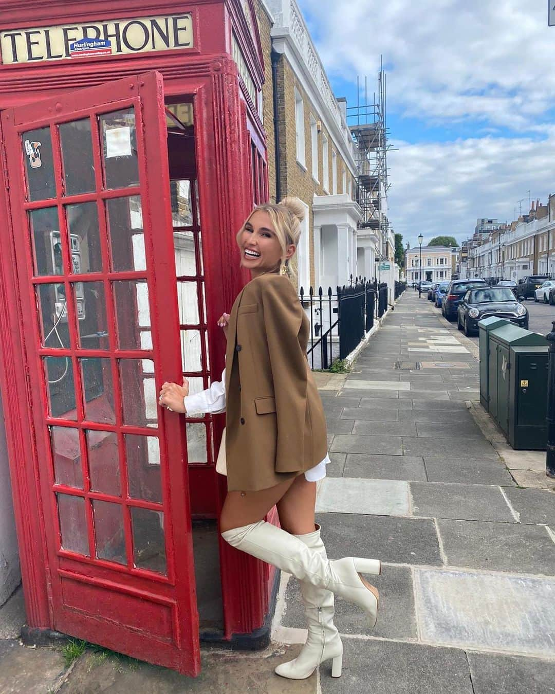 ビリー・フェアーズさんのインスタグラム写真 - (ビリー・フェアーズInstagram)「Hello, Hello Baby you called I can’t hear a thing ... 😉❤️☎️   Bank holiday fun ❤️💃🏼」8月31日 18時58分 - billieshepherdofficial