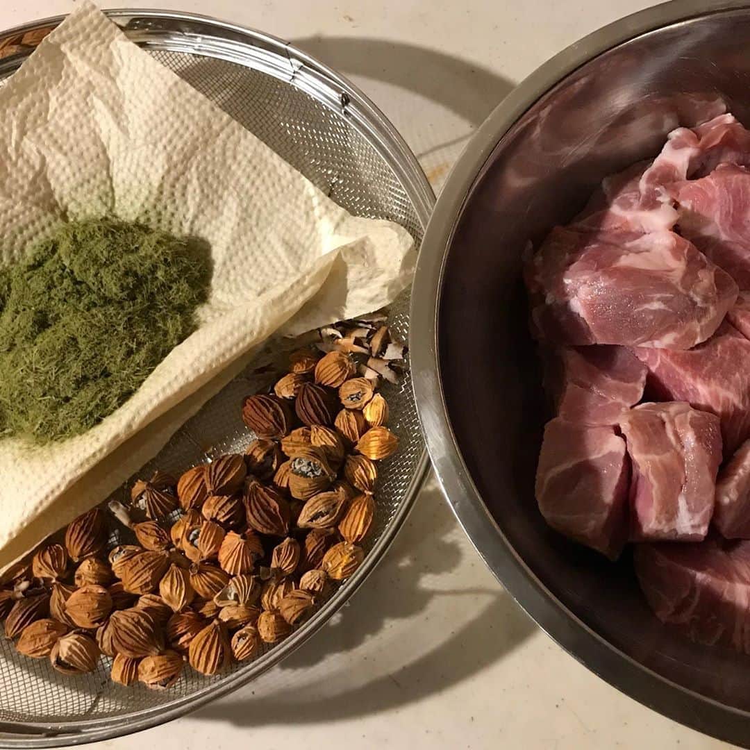 のインスタグラム：「月桃を使って豚の角煮作りに挑戦、美味しく出来ますように、、 #月桃料理 #豚の角煮 #圧力鍋」