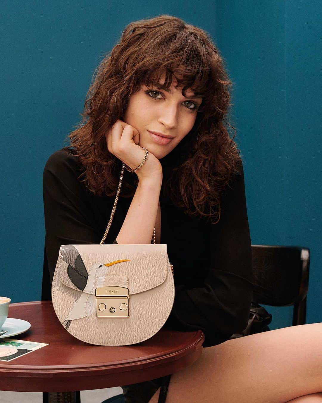 フルラのインスタグラム：「@gretaferro never without her Furla Metropolis, made unique by the portrait of a gentle hummingbird.  Creative Direction: Magnus Berger & Tenzin Wild @thelast_universe Photographer Director: @giampaolosgura Stylist: @sissy.vian Hair Stylist: @francogobbi1 Make up: @cosettagiorgetti  #thefurlasociety #furlafeeling #newcollection #furla #accessories #fashion」