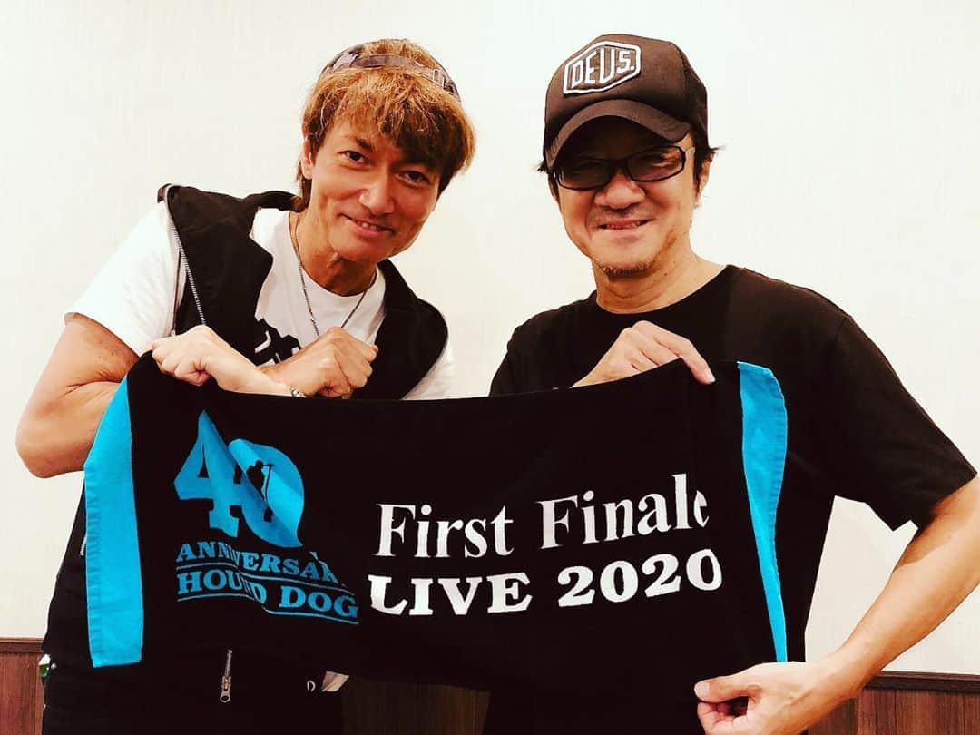 マイケル富岡のインスタグラム：「大友さん‼︎ HoundDog 40周年おめでとうございます♡80年代 自分がTVKテレビ神奈川などで音楽番組をやっていた頃から長年大変お世話になっている大友康平さん♪ロックを披露する際はシビれるぐらいカッコよくトークの際はお腹がイタクなるぐらい笑わせてくれる究極のエンターテイナー♡そんなHoundDogがオンラインLiveを行うという事で私もタオルの準備‼︎ 皆様も…get ready to ROCK♪いよいよ始まる初のオンラインLive 詳しくは→ぴあライブストリーム / Pia Live Stream #大友康平 #リスペクト #ハウンドドッグ #hounddog #pialivestream #オンラインライブ #無観客 #rock #rocknroll #supervocalist #respect #ロック #ロックンロール #マイケル富岡 #タレント #俳優 #actor #actorslife #shooting #撮影 #readytorock」