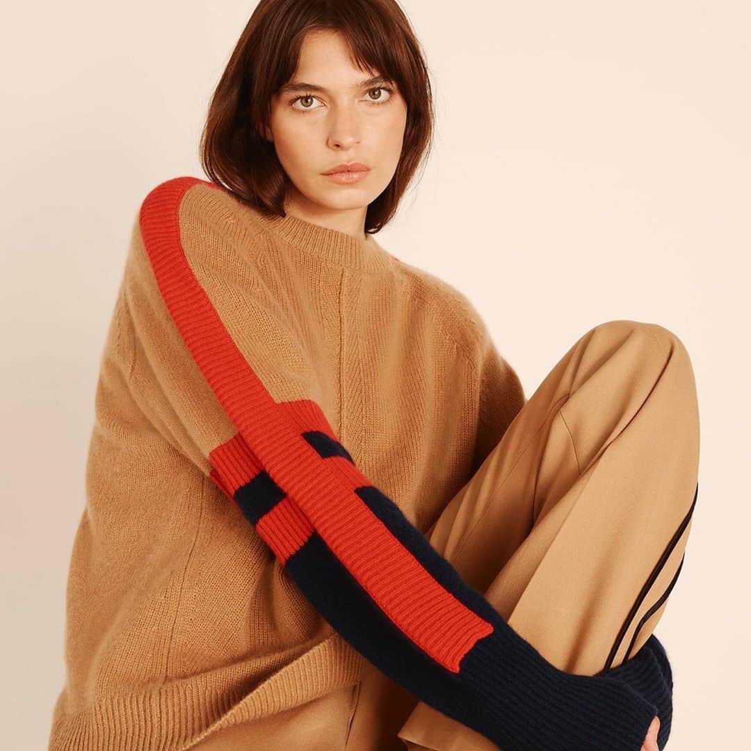 アマンダ ウェイクリーのインスタグラム：「Our chunky cozy sports luxe cashmere crewneck…as gorgeous with the camel flares as it is with your jeans… and thinking ahead to the snowy mountains this will be a great addition for SKI LUXE」