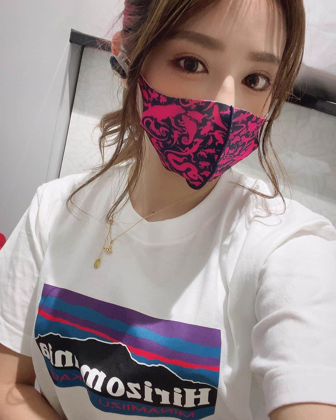 Raniさんのインスタグラム写真 - (RaniInstagram)「もう何年通ってるかわからないヒリゾ浜🏝🐠﻿ 定期的にパロディTシャツ作ってるから買ってる🙆‍♂️﻿ 今年はPatagoniaのパロディで﻿ hirizomania可愛すぎかて！！🤣﻿ ﻿ でも今年の多すぎた雨と台風が近づいてた影響で﻿ ここ十数年で1番淀んでしまってて、﻿ お魚全然見れなかったー😭﻿ 波もめちゃくちゃ高くてうねりすごくて﻿ リアルアトラクションレベルだったw﻿ 大好きなウツボさんも去年まで ﻿ 順調に毎年見れてたのに今年はダメだった、、﻿ 悲しい、、、﻿ #fashion #parody #tshirt #white #izoo #reptile #ヒリゾ浜 #hirizobeach #mask」8月31日 19時02分 - kou_aka_rani