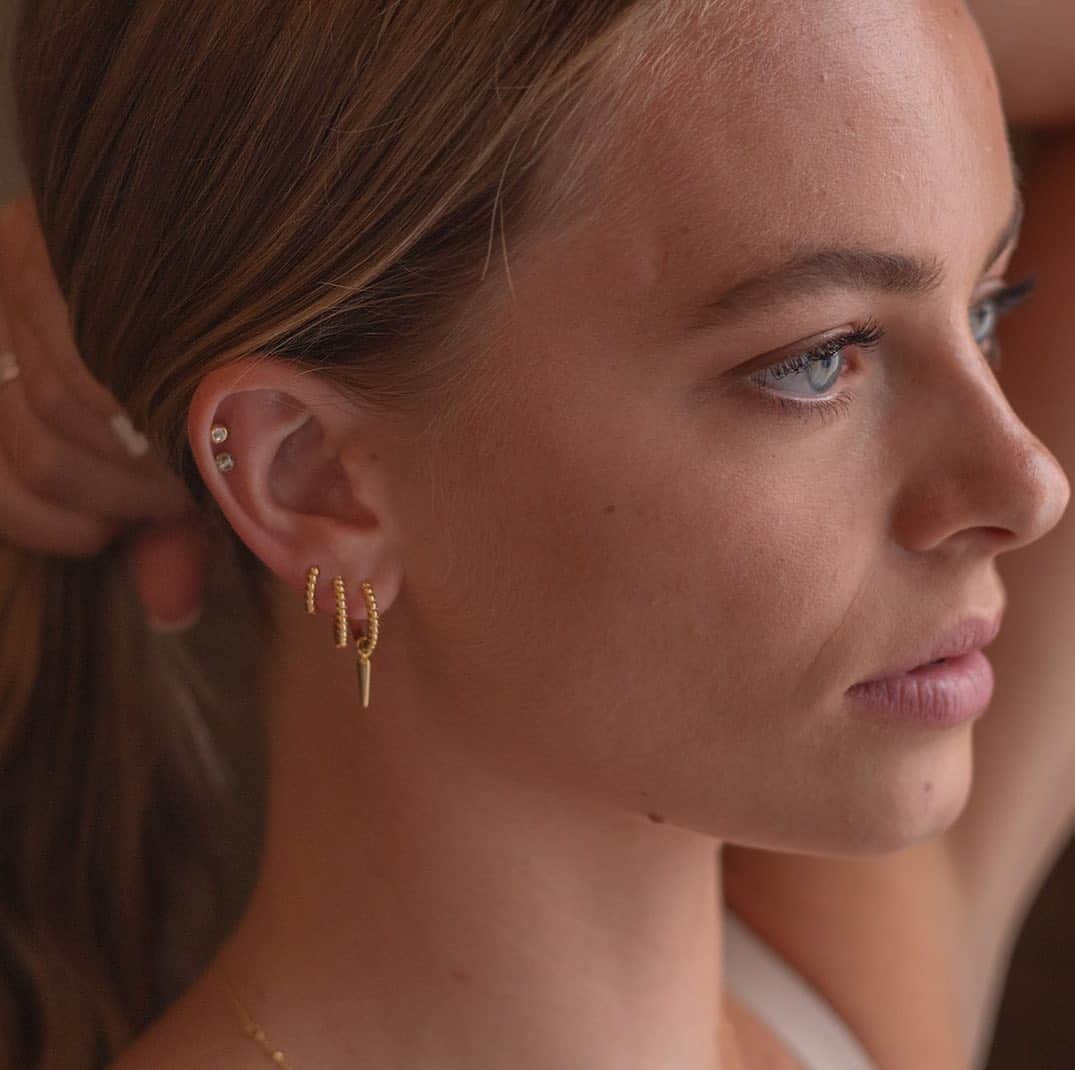 のインスタグラム：「Pull your hair back and show your new buys. Last chance to take advantage of our bank holiday offer on our new collection! ⠀⠀⠀⠀⠀⠀⠀⠀⠀ #DowerAndHall #HuggieHoops #MadeInLondon #BritishDesign #CurratedEar #PearlJewellery」