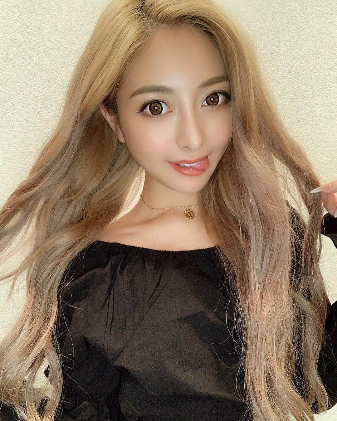 のインスタグラム：「・ ・ 久々の二投稿◎ ・ この前の #aclinic で施術した、 鼻先シャープ術について聞かれるので📨 めっちゃ綺麗な鼻筋と小鼻になって 周りの評判も良きすぎて嬉しい〜♩♩ 高さ出したい方とか立体感のある綺麗な鼻 にしたい方とかにオススメします😙🌸 @dr.taniguchi ありがとうございました✨ ・ #A式鼻先シャープ術 #鼻先革命 #aclinic #aclinic横浜 #aclinic銀座 #aクリニック  #エークリニック #美容外科 #谷口弘樹」