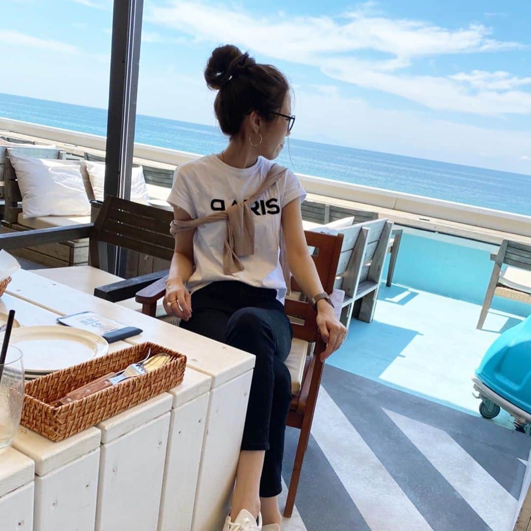 asuka0119のインスタグラム：「2020.8.31  8月ラストの今日は 思いきり夏を満喫しました  綺麗な海に綺麗な空  楽しかった♥  knit、denim #uniqlo #ユニクロ Tshirt @day_and_grade  shoes #converse watch @nomonday_jp    #uniqloコーデ #ユニデニ族  #モノトーンコーデ #アラフォー#アラフォーコーデ#高身長女子#高身長コーデ #プチプラコーデ #大人カジュアル #眼鏡女子 #カフェ好きな人と繋がりたい」